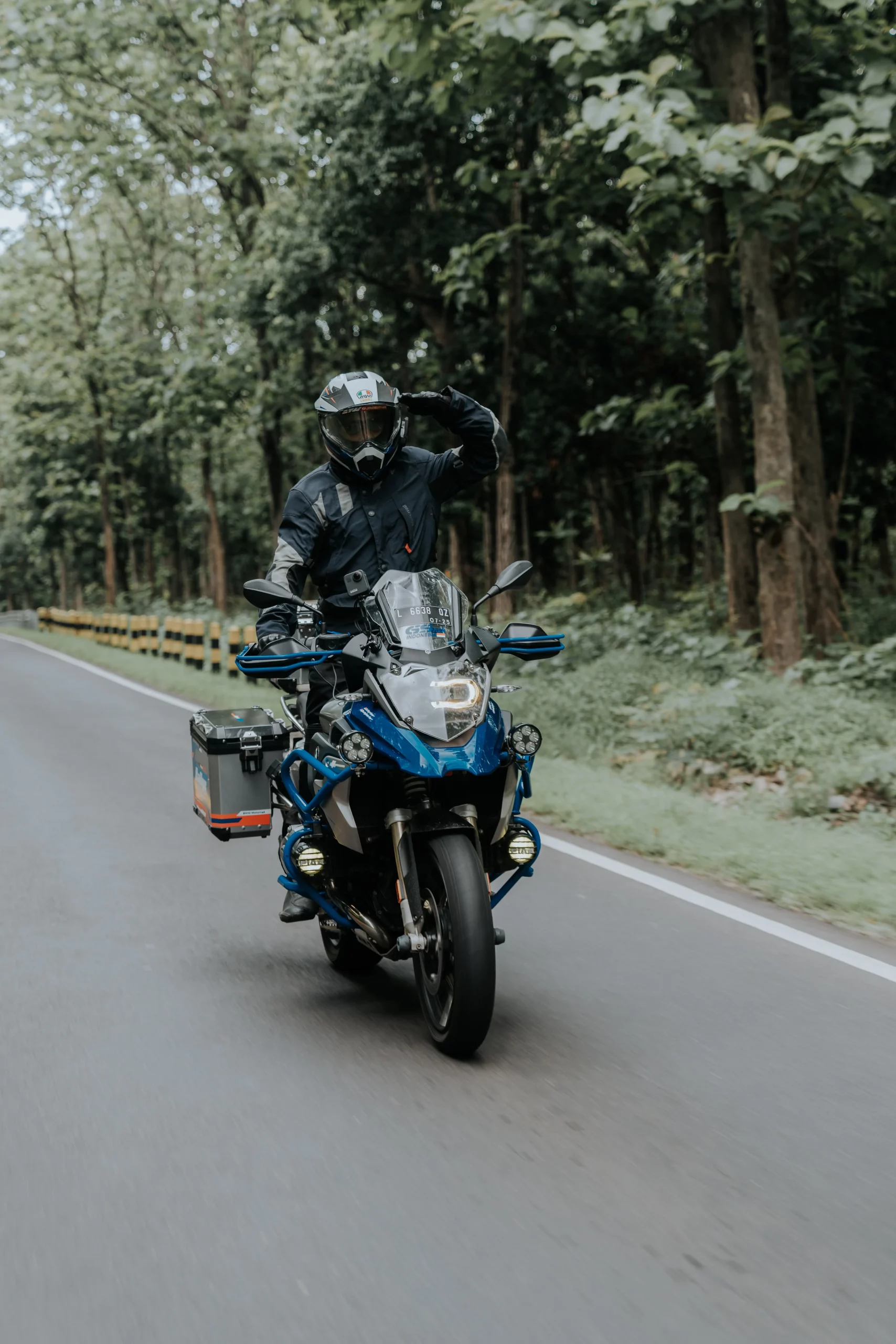 Mau Touring Naik Motor? Wajib Banget Siapkan Hal Ini!